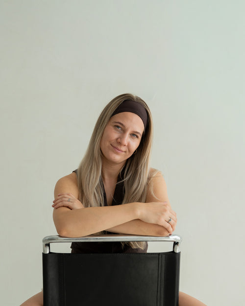eine frau trägt ein haarband in braun