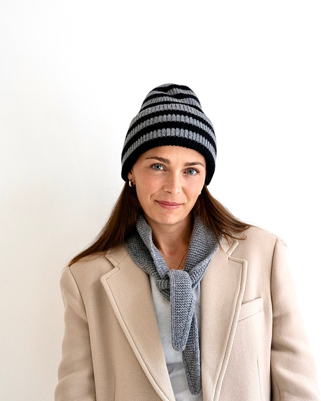Set aus Striped Beanie und Mini Scarf – Cloud Grey/Black