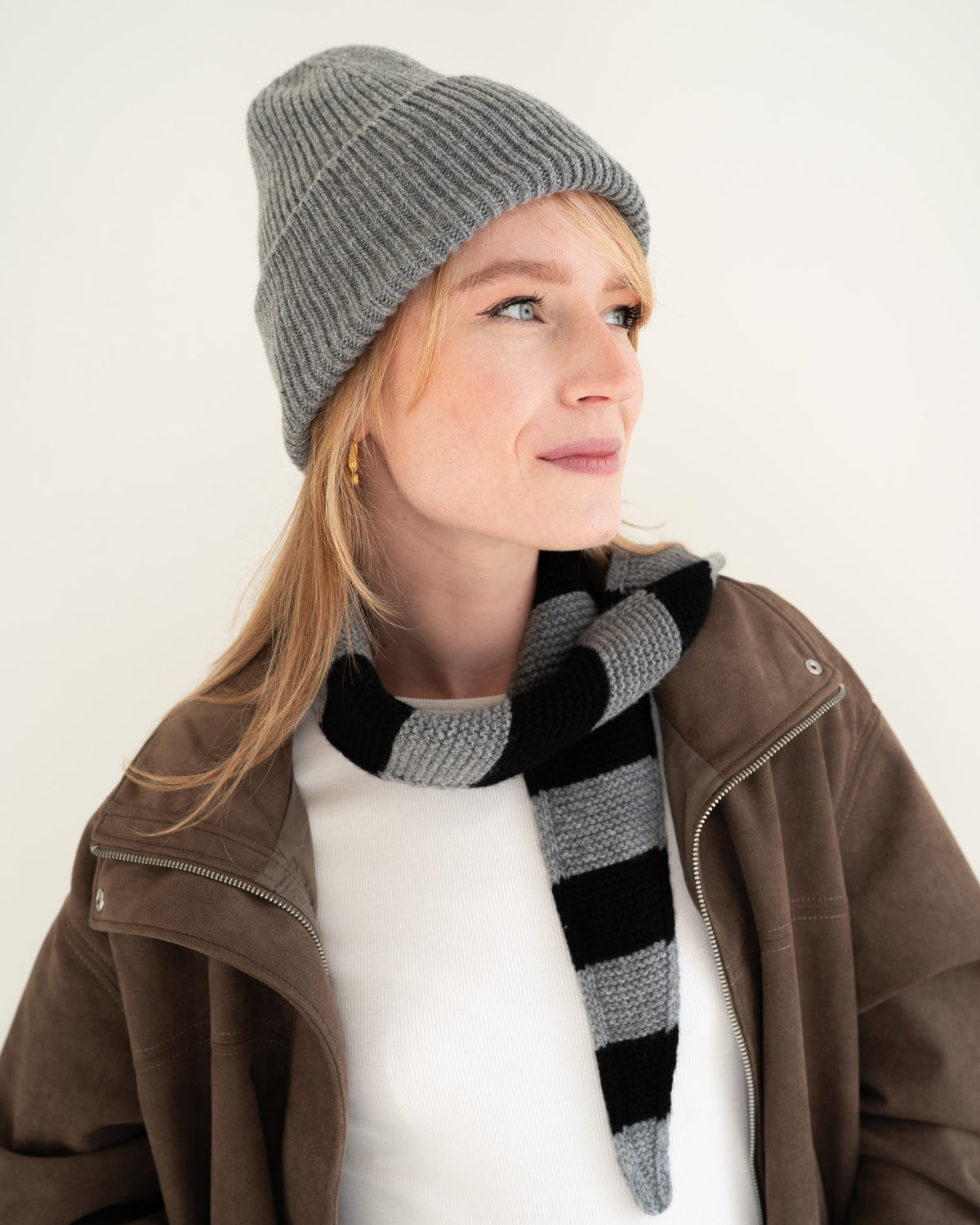 Set aus Beanie und Striped Mini Scarf – Cloud Grey/Black