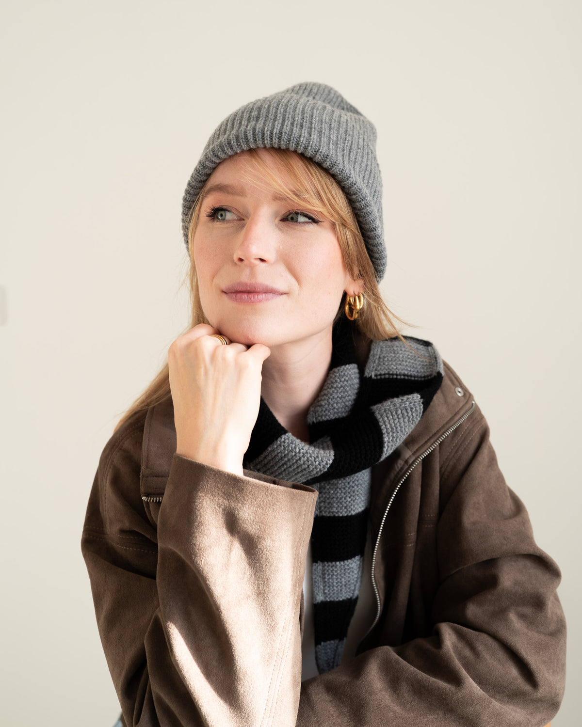 Set aus Beanie und Striped Mini Scarf – Cloud Grey/Black