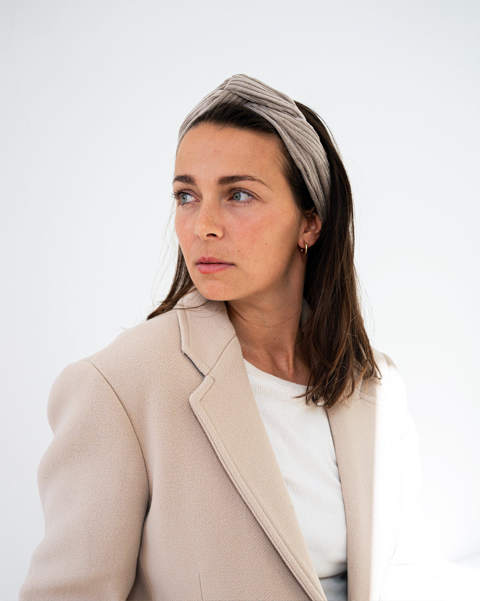 eine frau trägt ein drahthaarband in beige