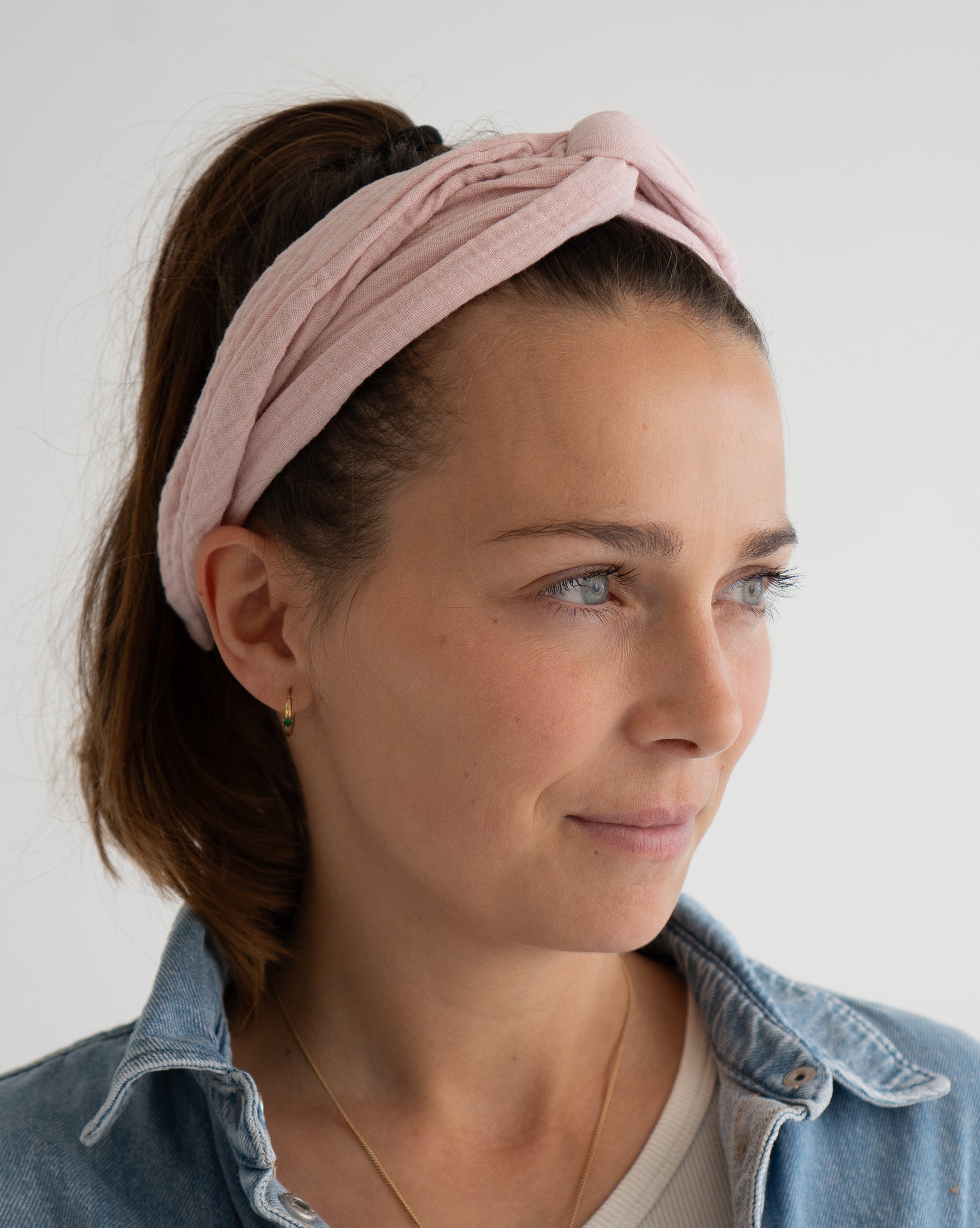 eine frau trägt ein haarband in rosa
