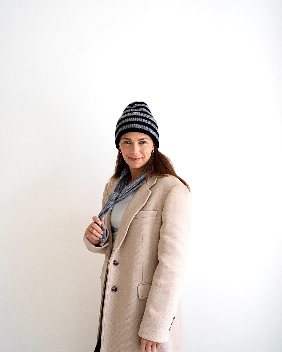 Set aus Striped Beanie und Mini Scarf – Cloud Grey/Black