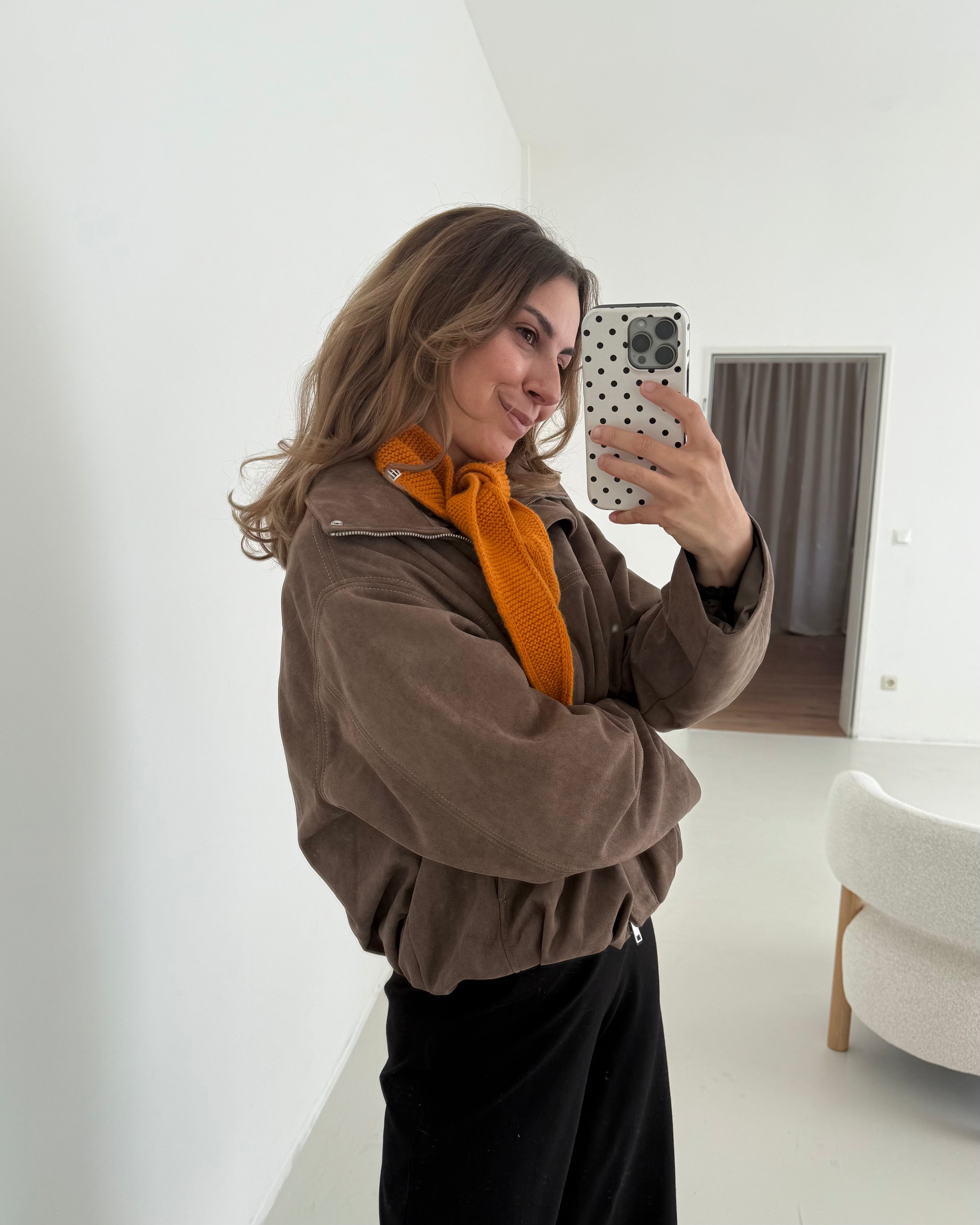 eine frau trägt einen mini schal in orange