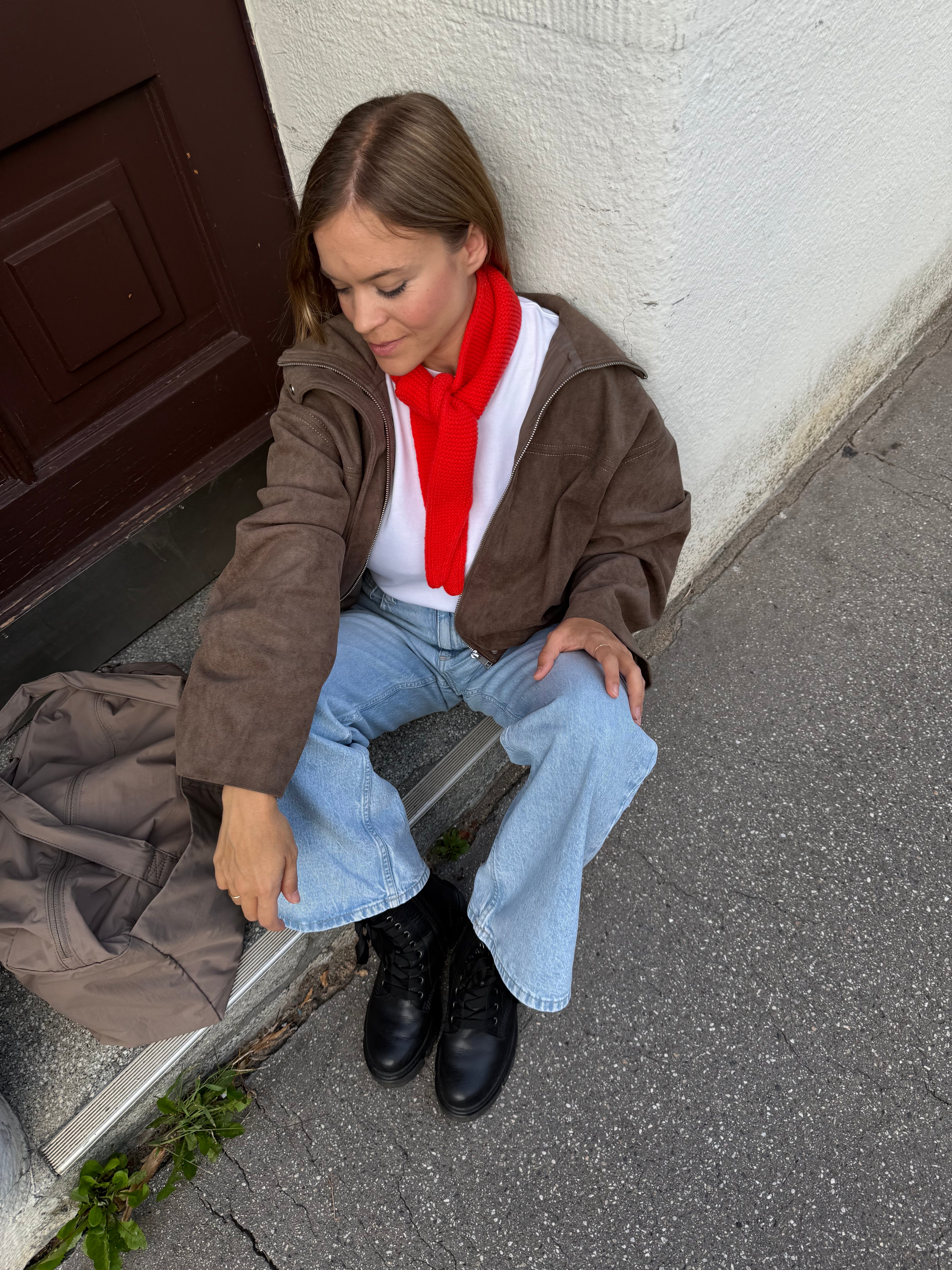 eine frau trägt einen mini schal in orange