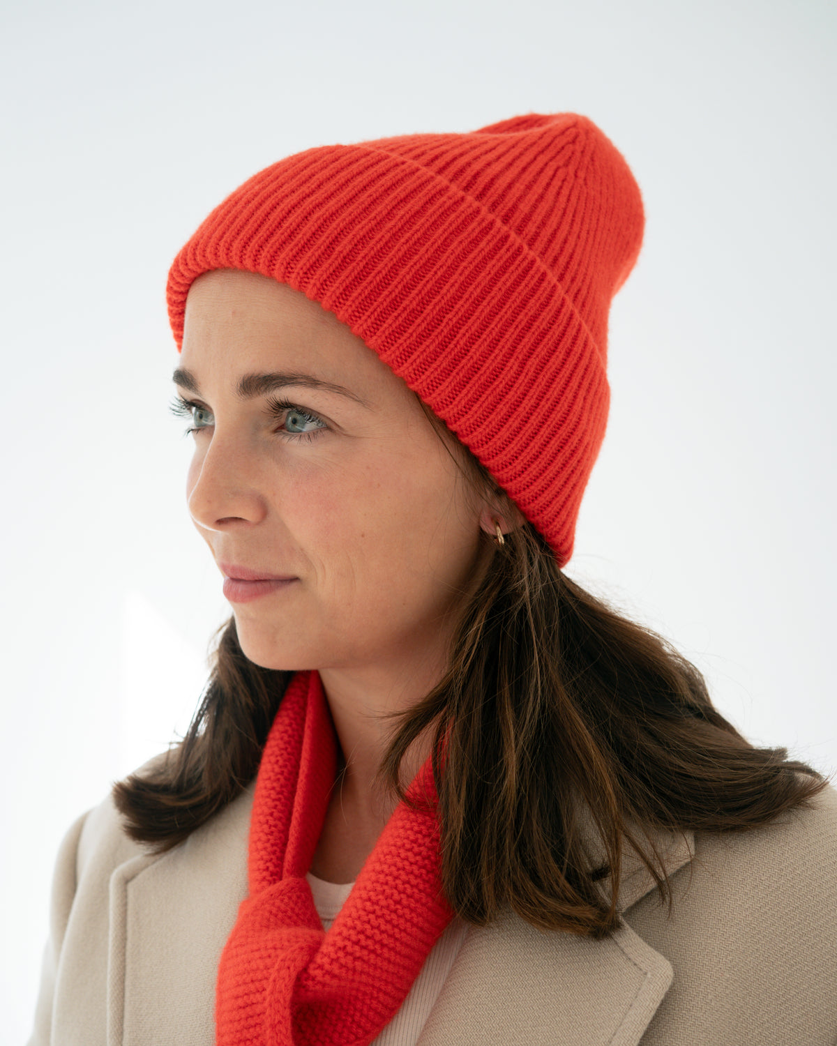 eine frau trägt eine mütze in orange