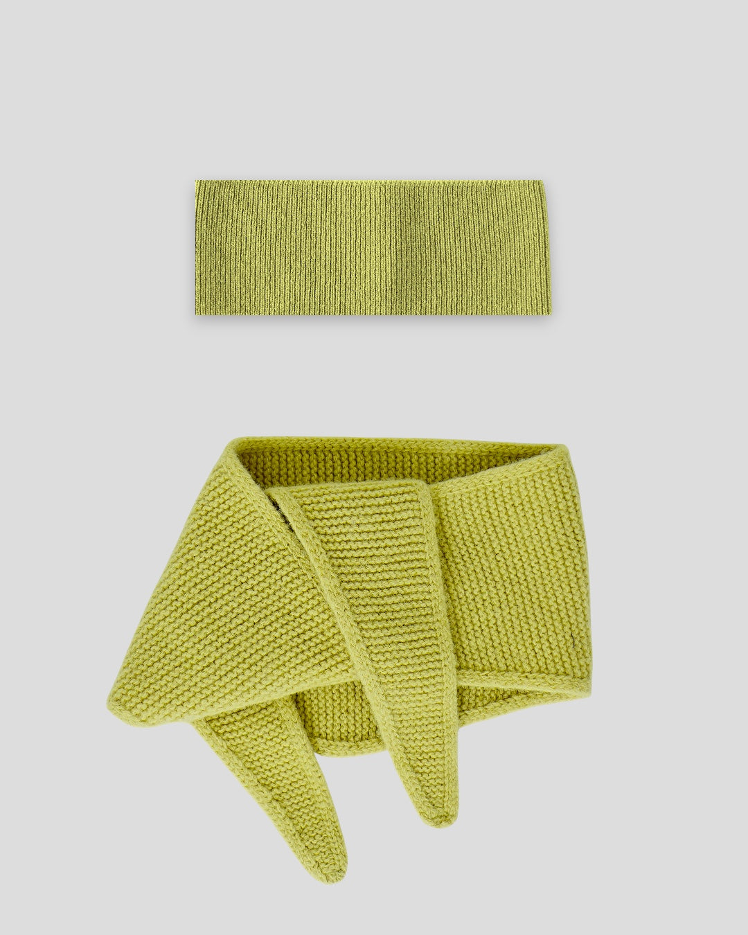 Frontalansicht von einem Set bestehend aus einem Stirnband und einem Mini Schal in der Farbe Grün aus 100% Merinowolle