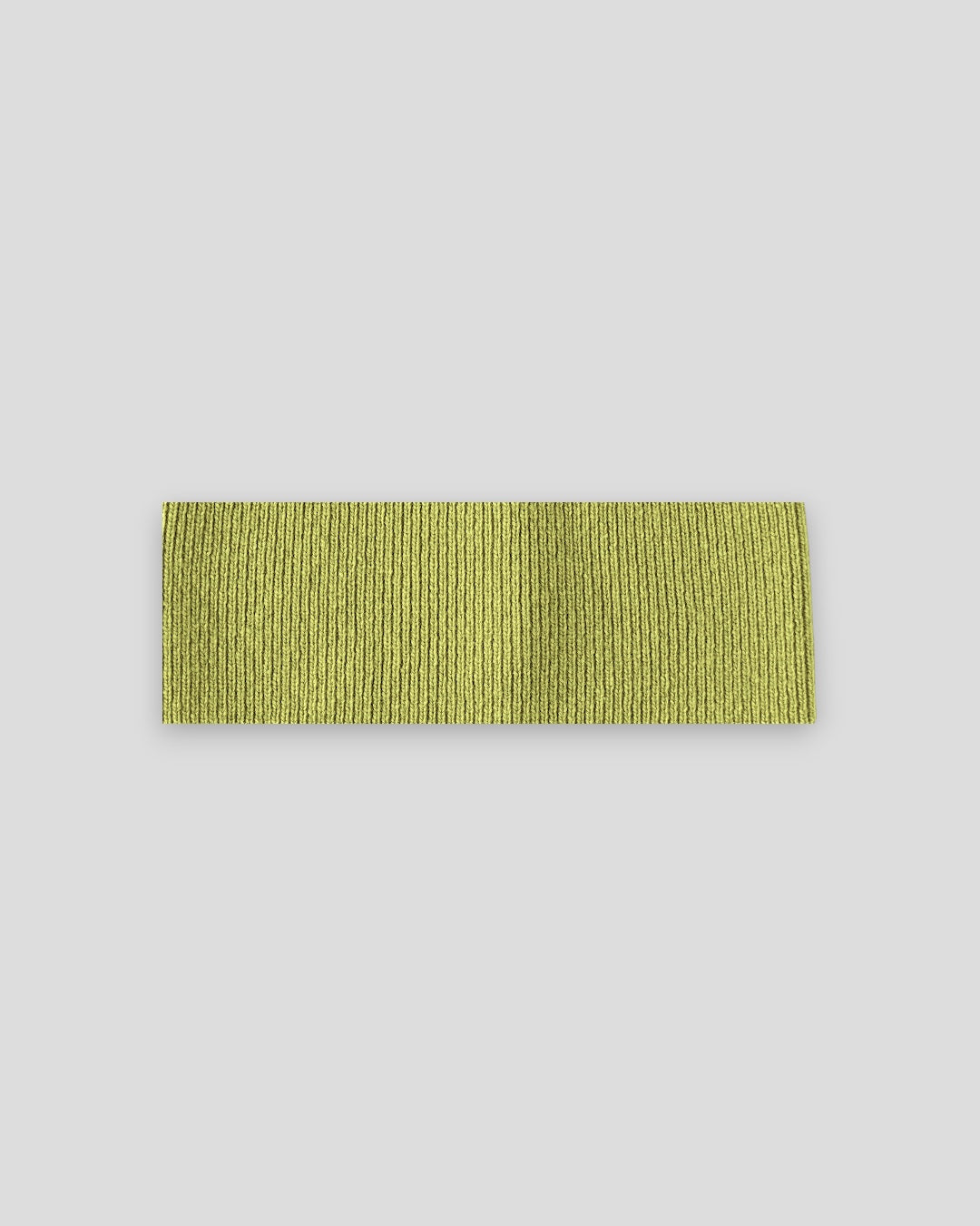 frontalansicht eines haarbands aus merinowolle in der farbe gruen